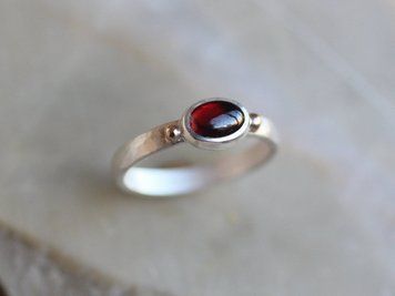 Срібна каблучка з гранатом і золотими акцентами GARNET-GOLD-ACC фото