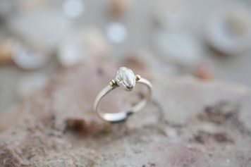 Срібна каблучка з бароковою перлиною та золотими вставками BAROQUE-PEARL-GOLD фото