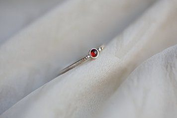 Срібна каблучка з гранатом і зернинками золота 585 проби GARNET-GOLD-GRAIN фото