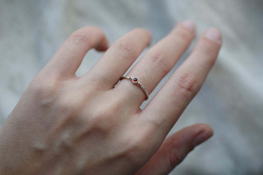 Срібна каблучка з гранатом і зернинками золота 585 проби GARNET-GOLD-GRAIN фото