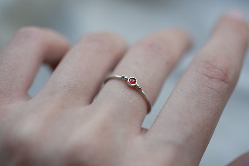 Срібна каблучка з гранатом і зернинками золота 585 проби GARNET-GOLD-GRAIN фото