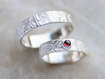 Срібні обручки з гранатом та фактурою кори GARNET-BARK-WB фото