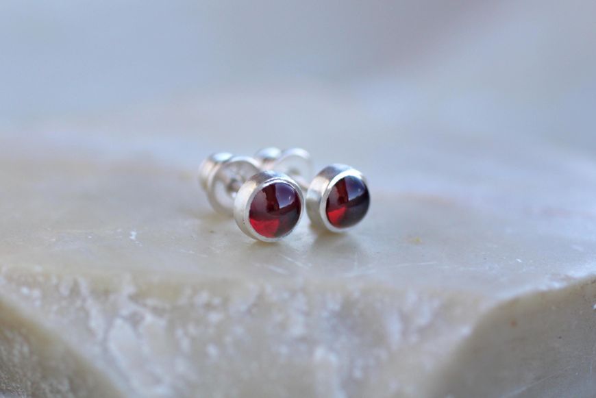 Срібні сережки-пусети з гранатом GARNET-STUDS фото