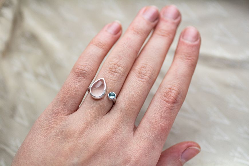 Срібна каблучка &laquo;Обіцянка&raquo; з рожевим кварцом і блакитним топазом PROMISE-ROSE-TOP фото