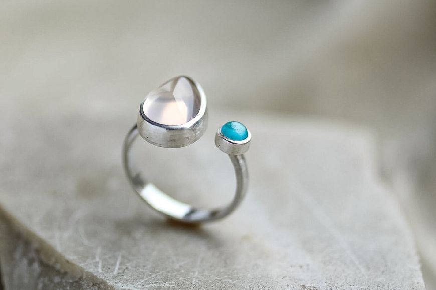 Срібна каблучка &laquo;Обіцянка&raquo; з рожевим кварцом і блакитним топазом PROMISE-ROSE-TOP фото